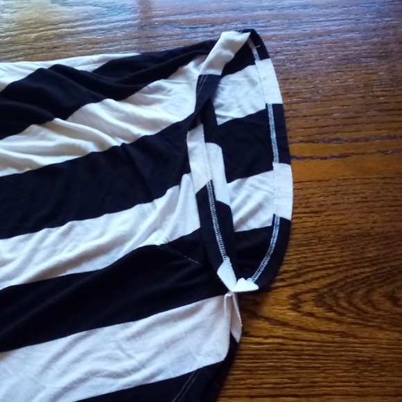 Flowing black and white top - Picture 4 of 4